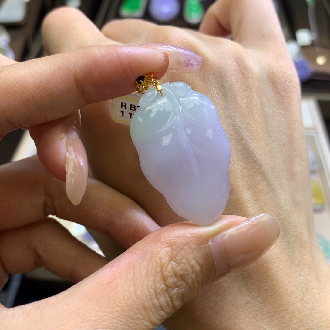 翡翠颈饰18K金镶嵌天然翡翠叶子