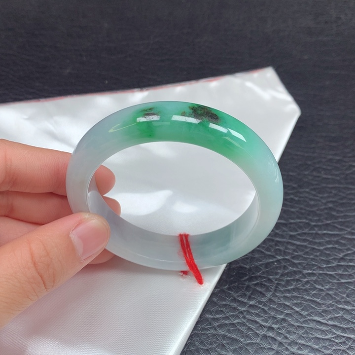 翡翠手镯未镶嵌。