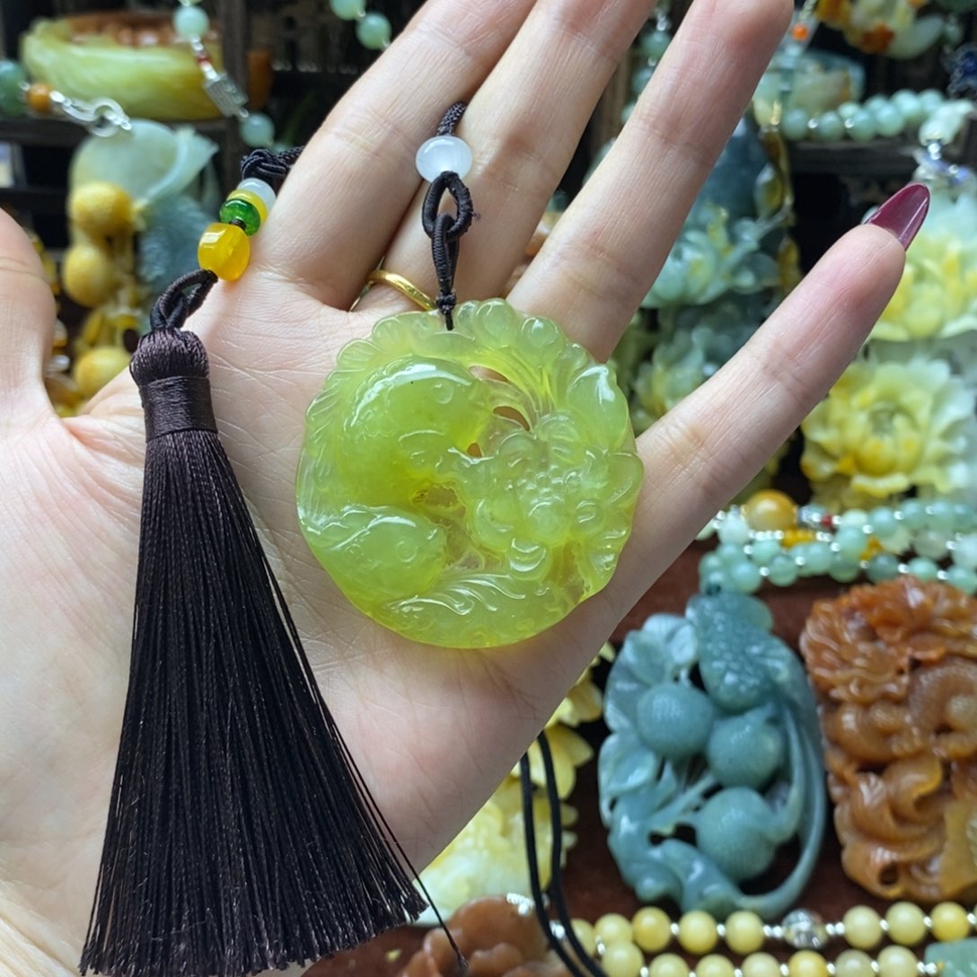 蛇纹石玉颈饰未镶嵌