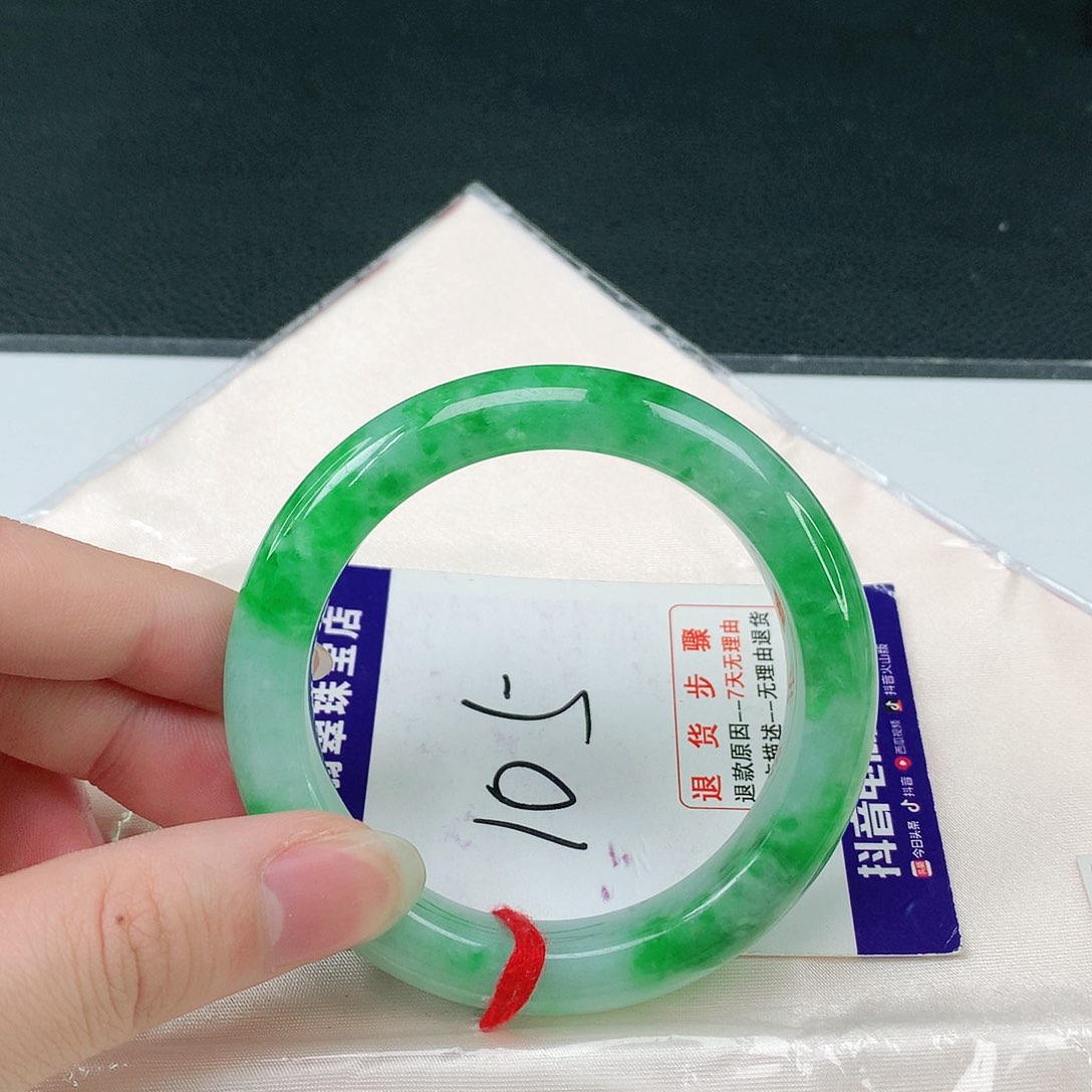 翡翠手镯未镶嵌翡翠