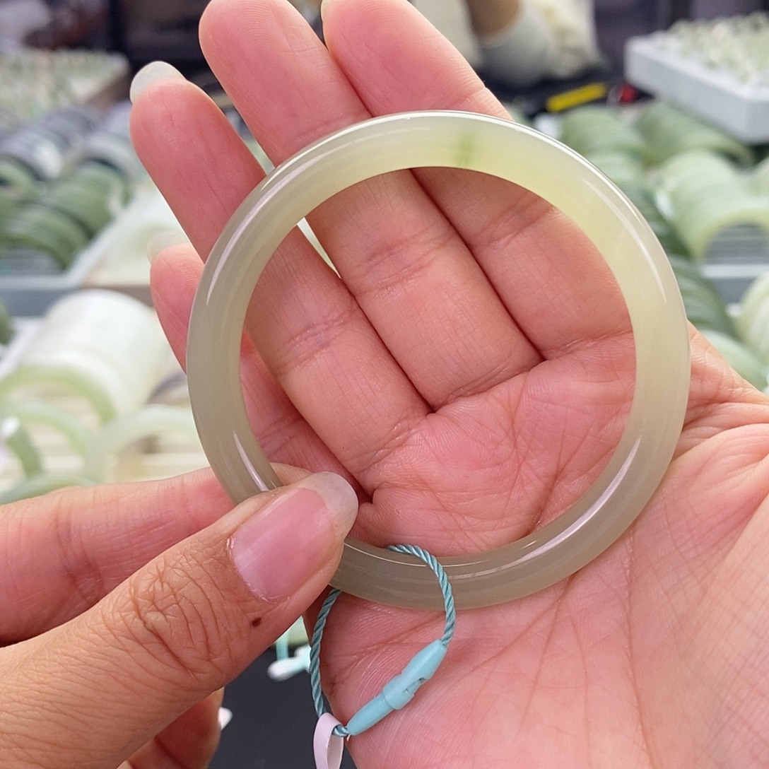 和田玉未镶嵌和田玉手镯52.53