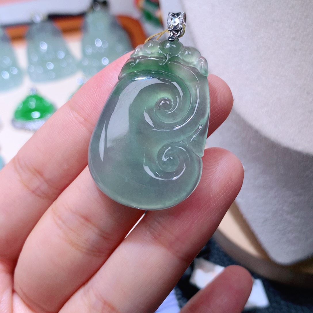 颈饰18K金镶嵌翡翠如意