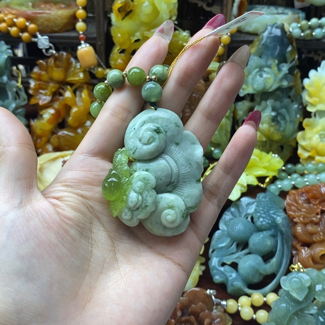蛇纹石玉颈饰未镶嵌
