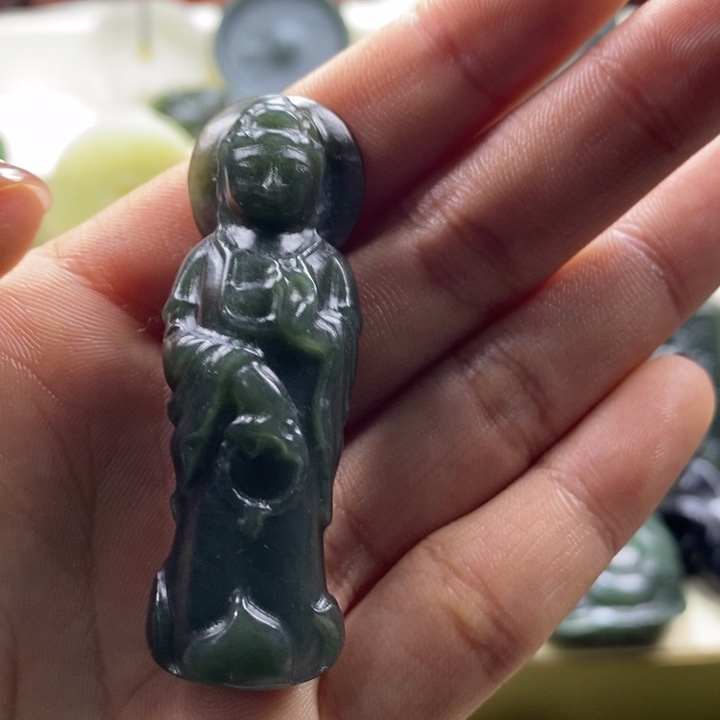 和田玉颈饰未镶嵌好**赏