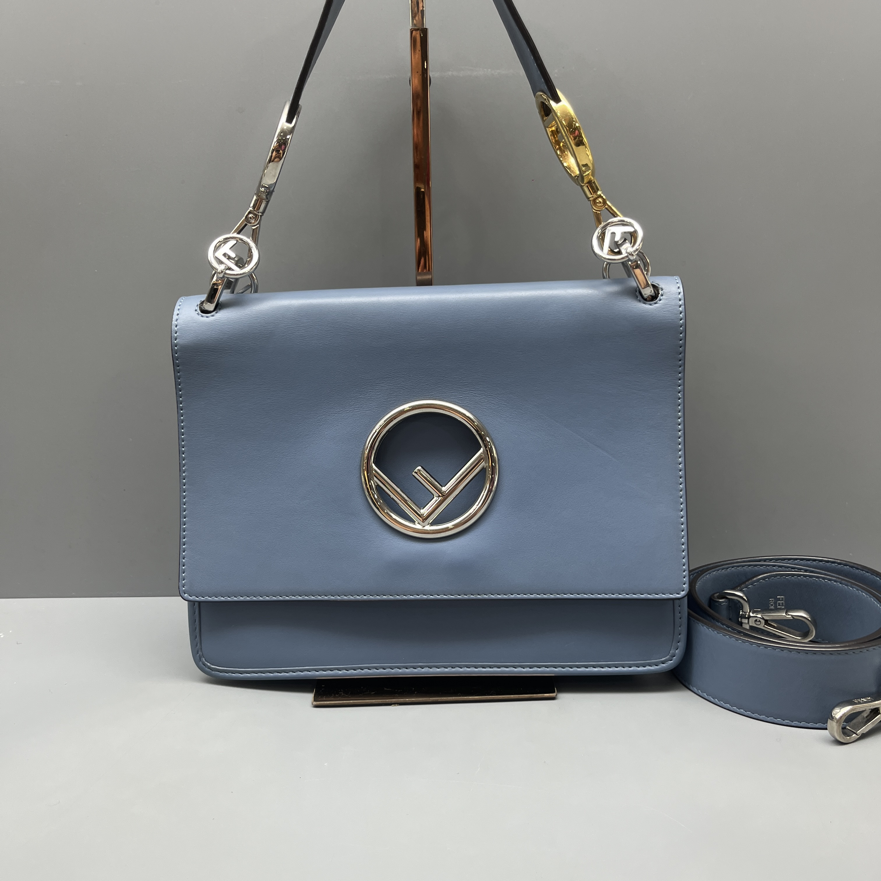 95新 FENDI/芬迪 雾霾蓝Kani系列邮差包 尺寸25*18 SV16560