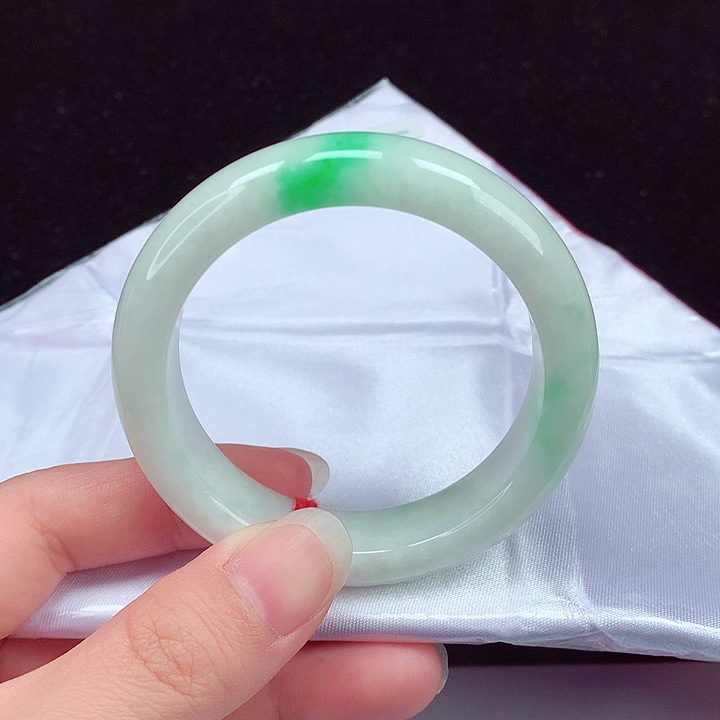 翡翠手镯未镶嵌翡翠