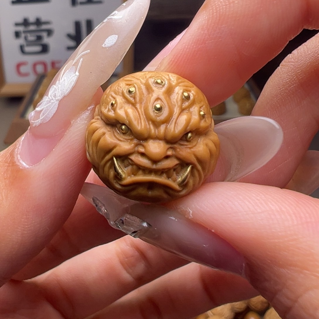 文玩核桃把件镶嵌款九目獠牙18左右尺寸全品有正常封口线