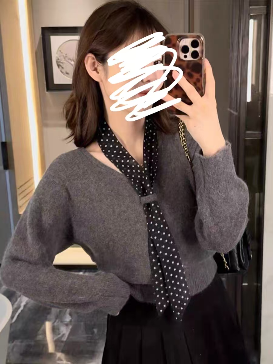 小丁 法式V领波点丝巾打底毛衣女大码针织衫上衣90537裤子90535