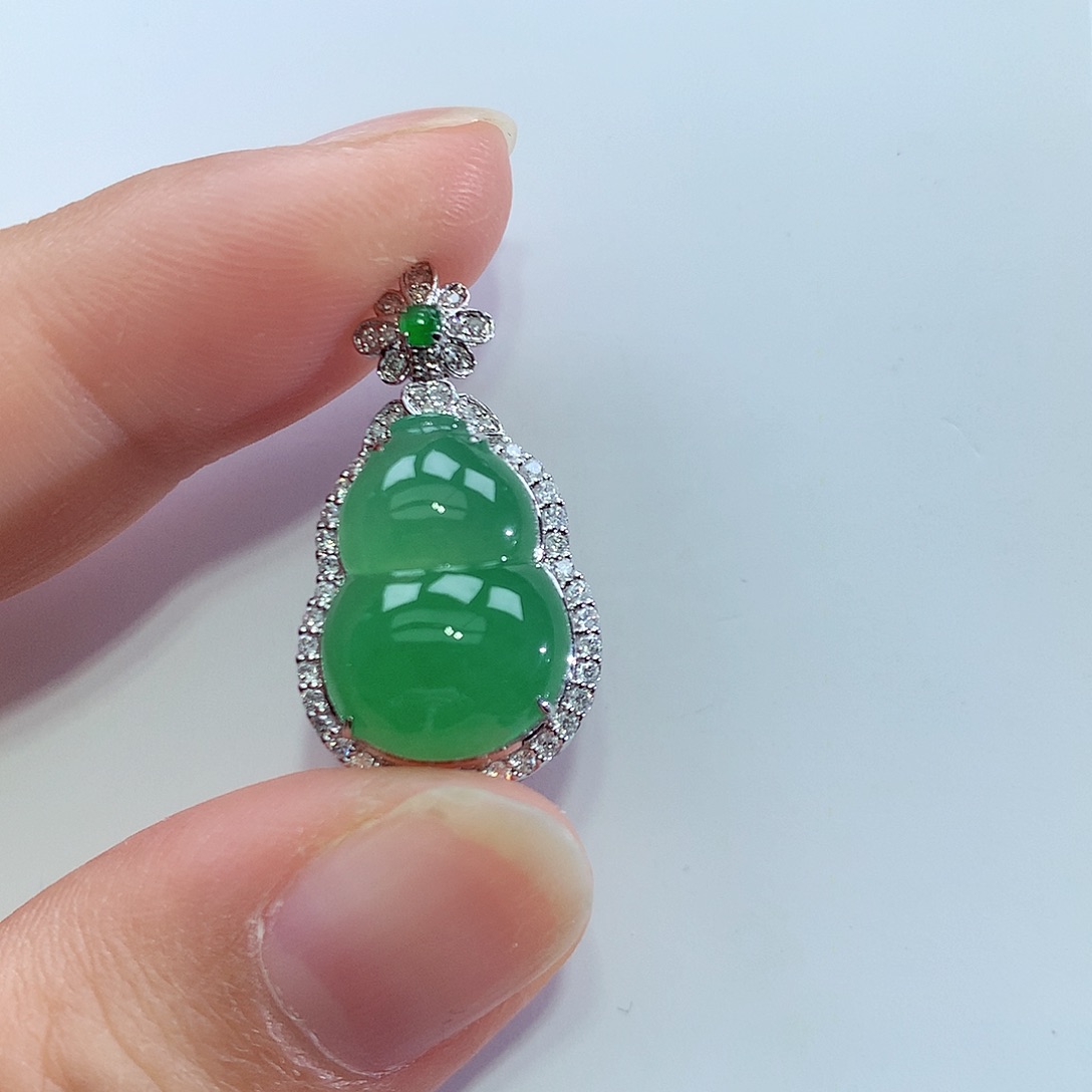 翡翠18K金镶嵌颈饰葫芦