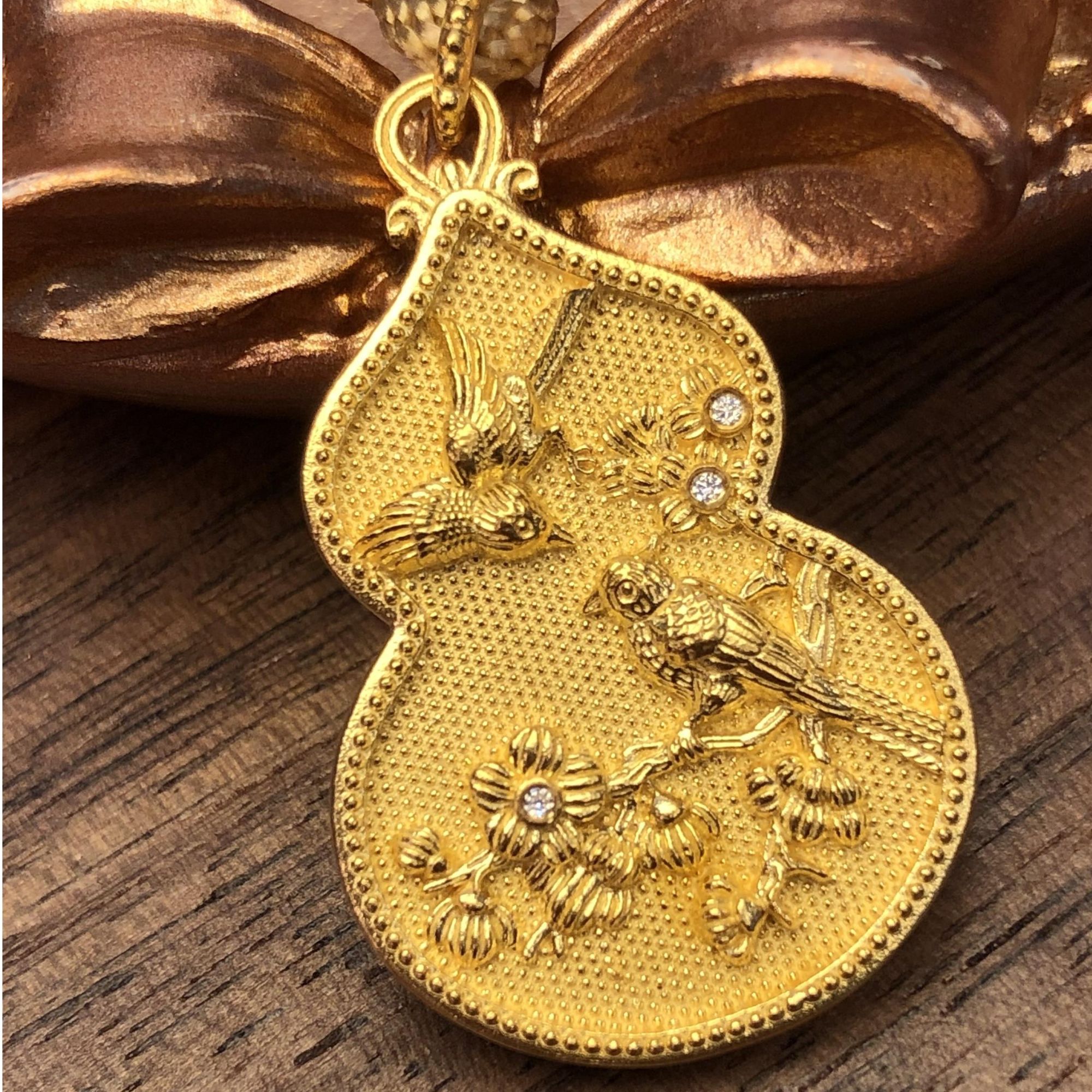 黄金足金999点钻镶嵌手工錾刻比翼双飞鸟喜鹊登梅葫芦吊坠