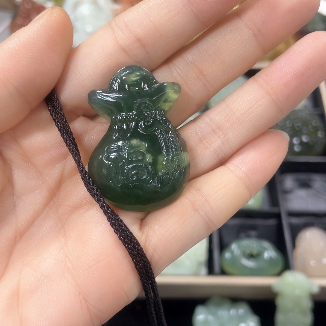 蛇纹石玉颈饰未镶嵌