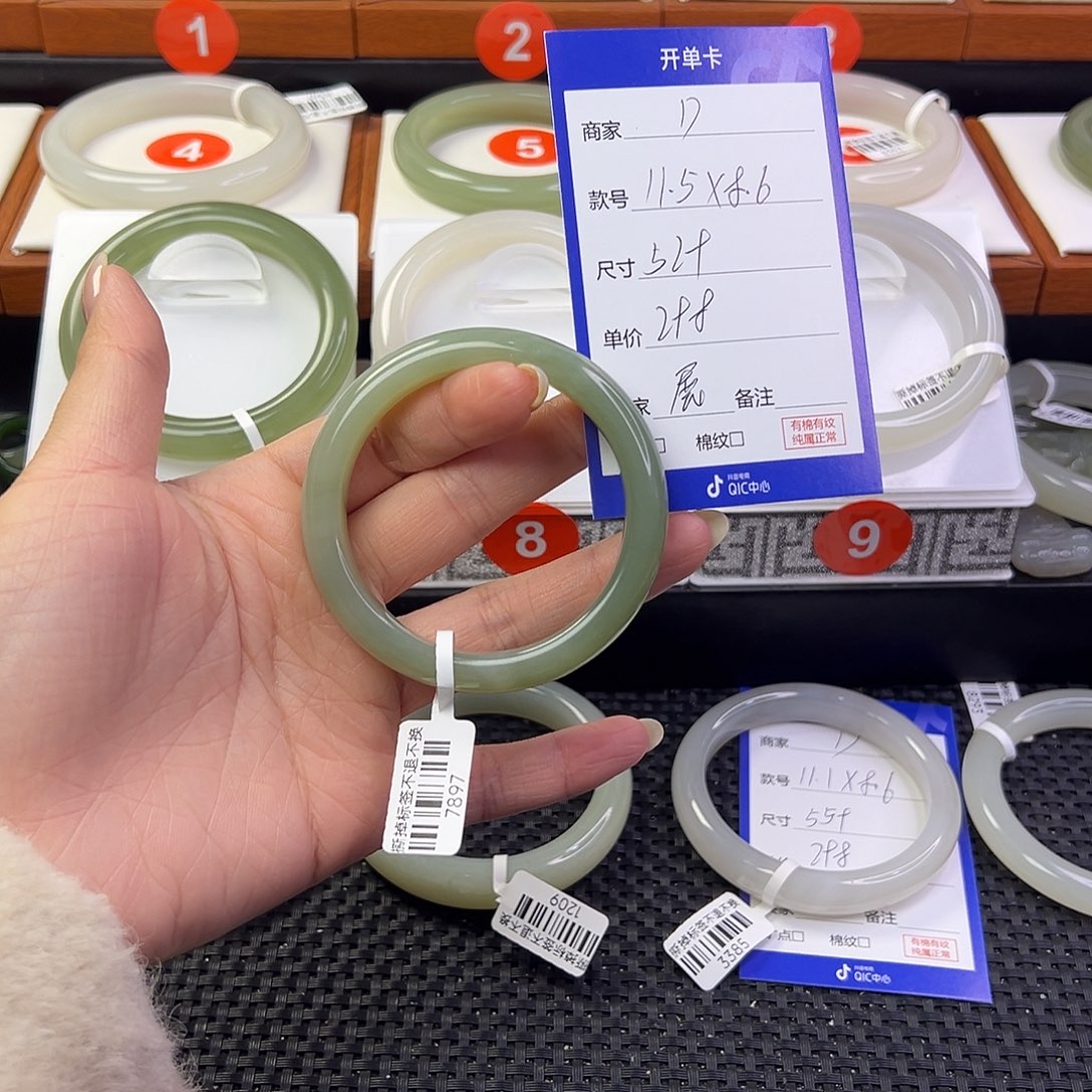 展***说和田玉未镶嵌手镯