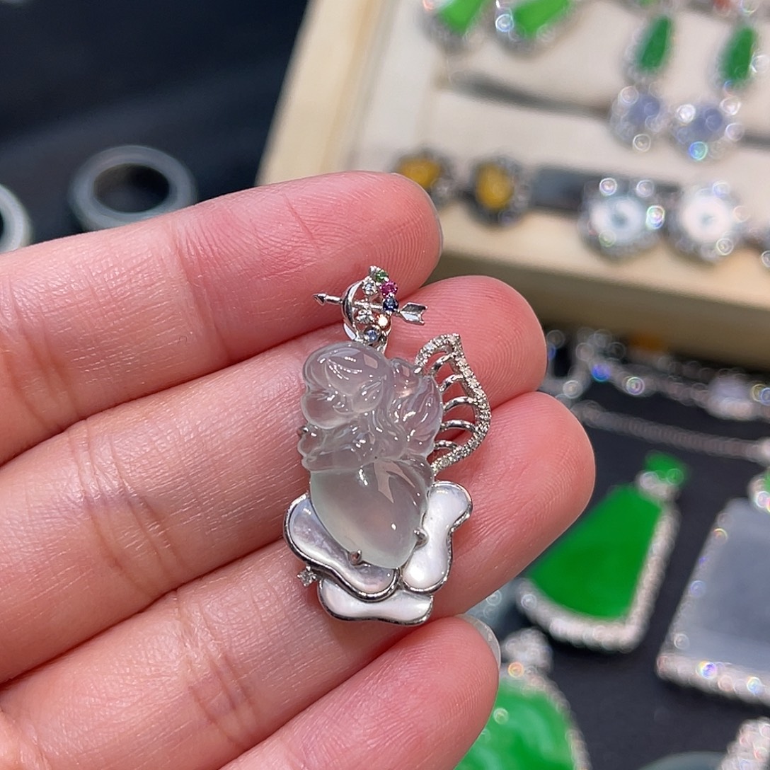 翡翠18K金镶嵌颈饰天使