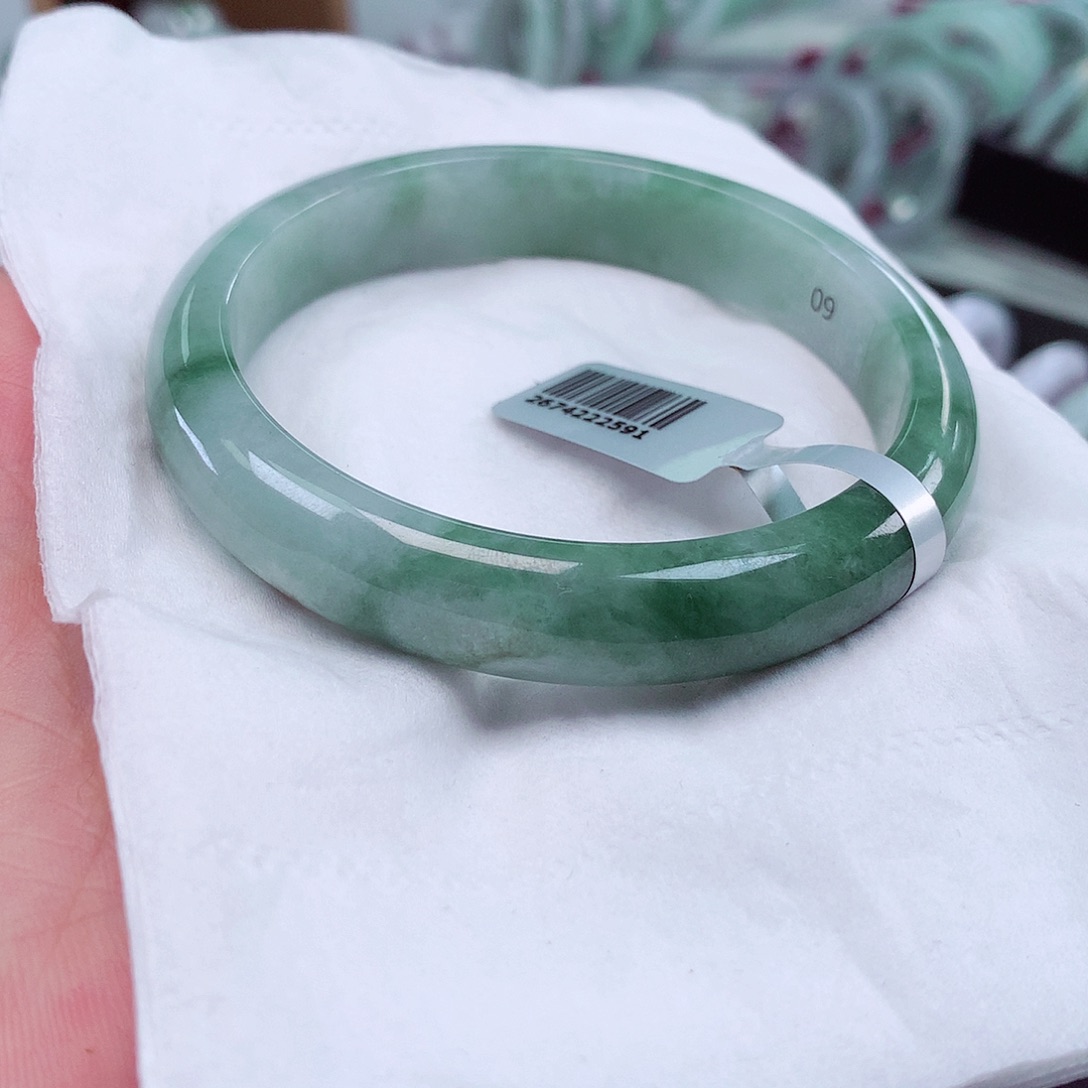 翡翠手镯未镶嵌圈口60有棉团