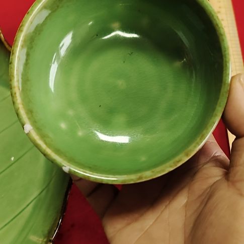 瓷片瓷片，各种摆件，盘，碗，沙锅，均有瑕疵。