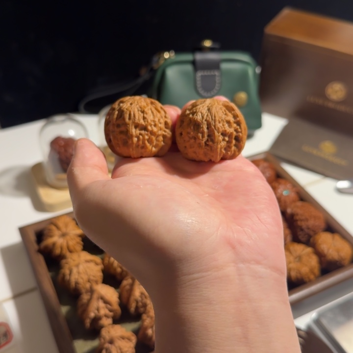 文玩核桃吊坠全品红皮正磨