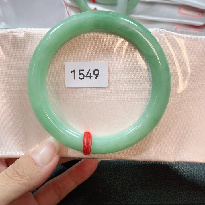 翡翠手镯未镶嵌纯*天然翡翠手镯60