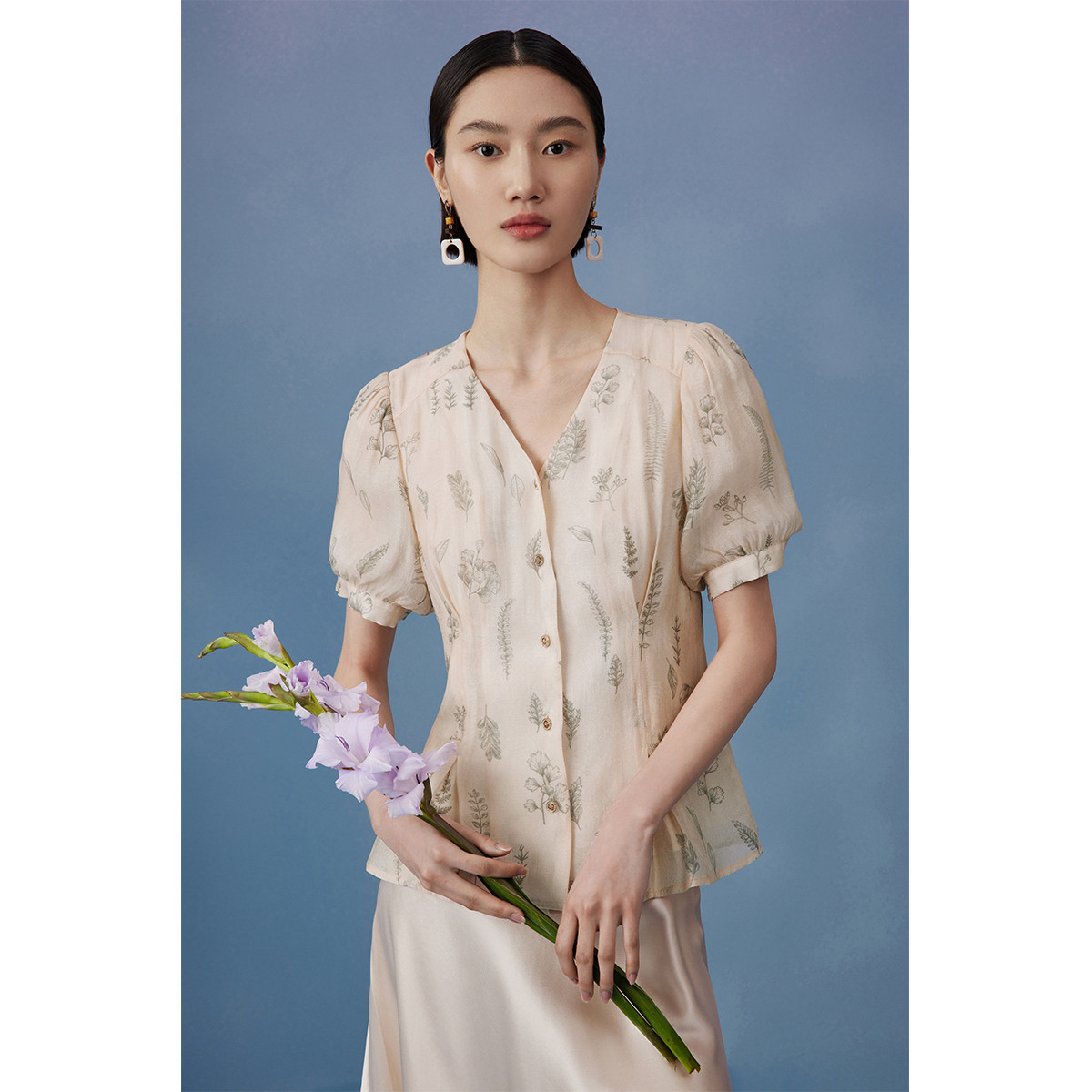 【小余专属】V领花色设计感衬衫女夏季修身短袖丝滑抽褶泡泡袖衬衣