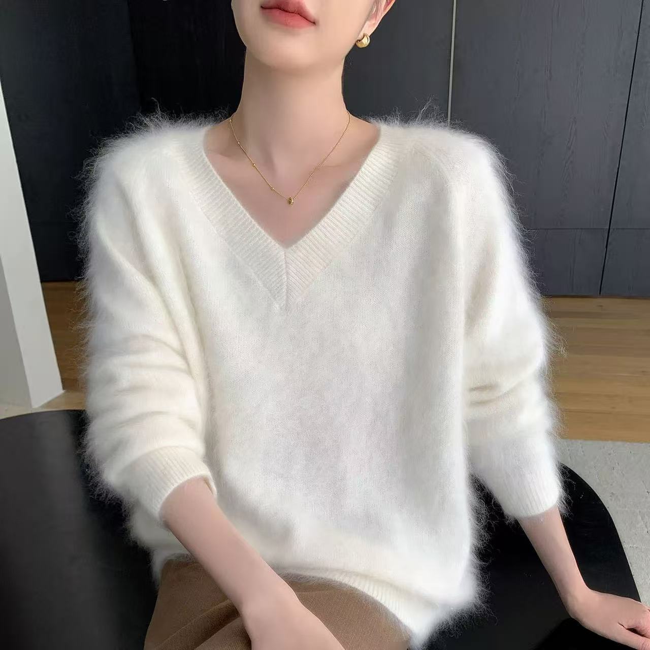 8093-1【三炫女装】新款高级设计感V领纯色拉绒工艺上衣