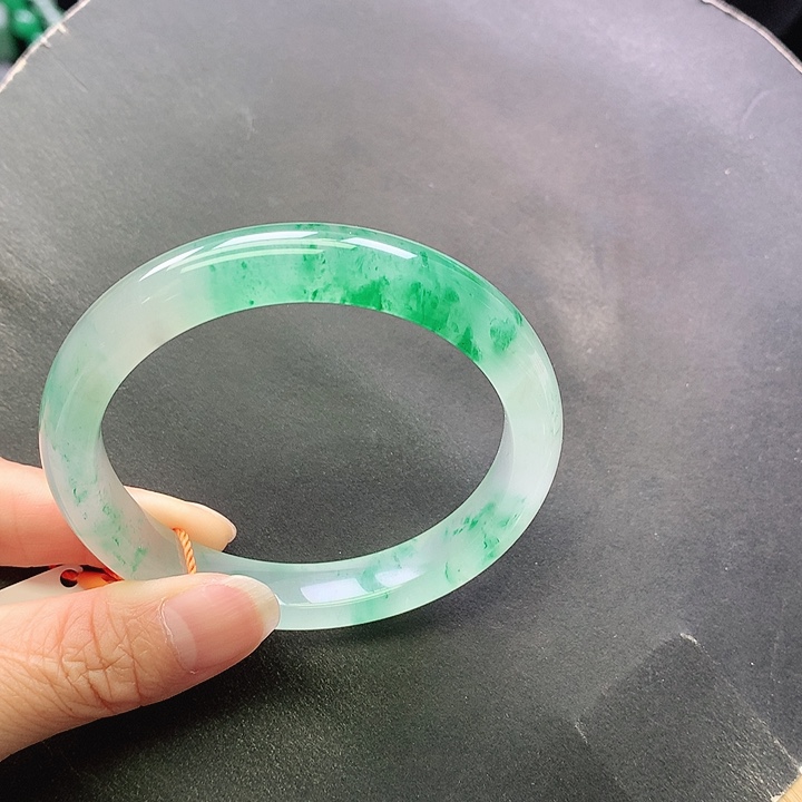 沙***特石英质玉未镶嵌手镯