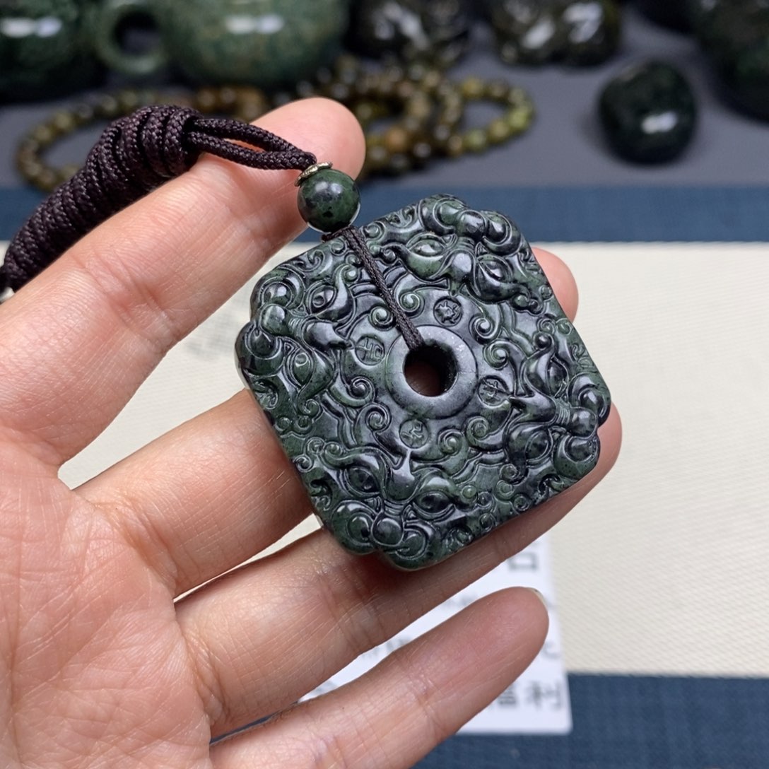 蛇纹石玉吊坠(不含链)未镶嵌双面雕，平安牌