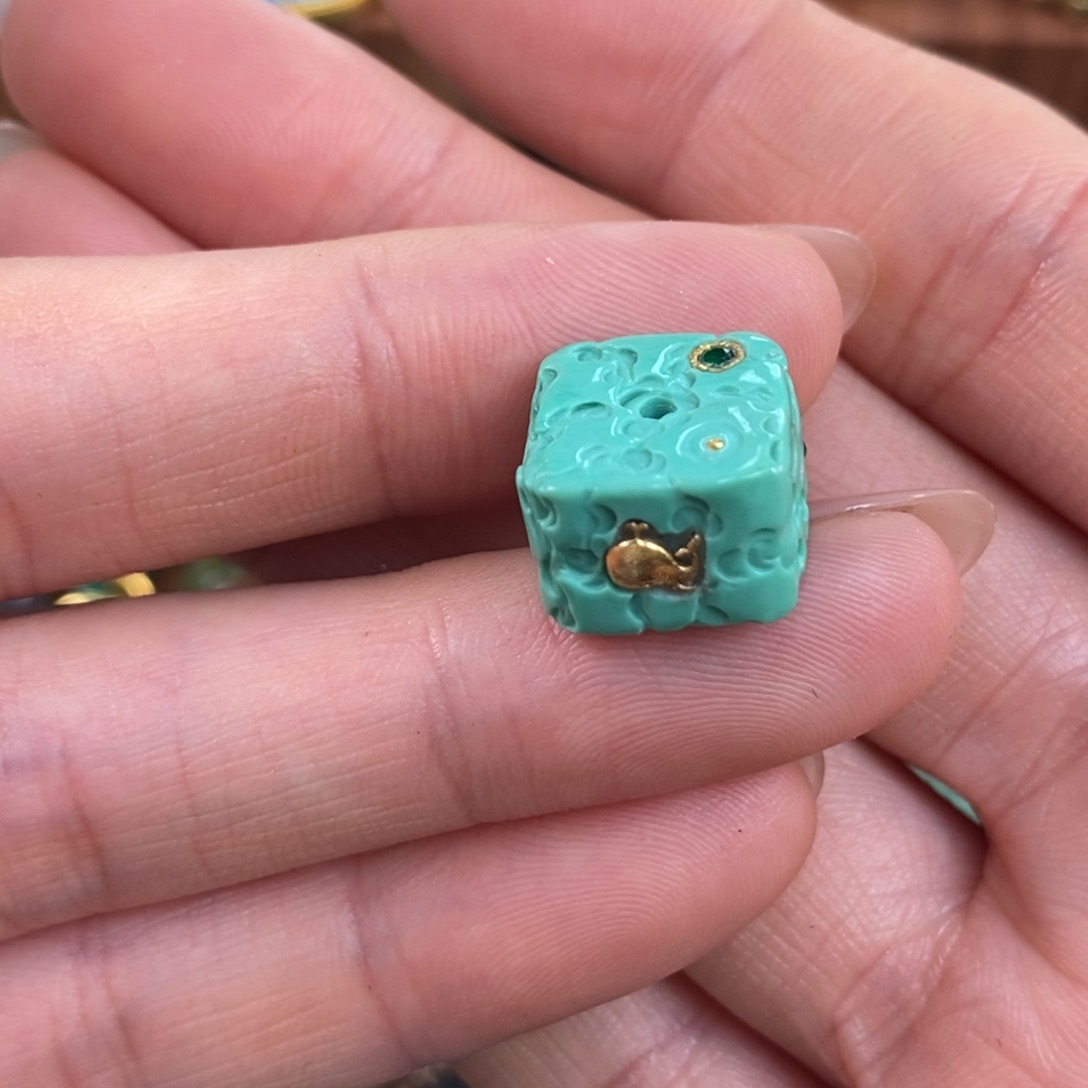 绿松石未镶嵌。鲸落