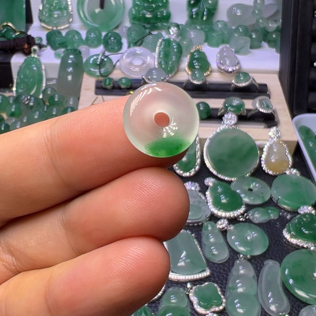 石英质玉（非洲翠）未镶嵌颈饰