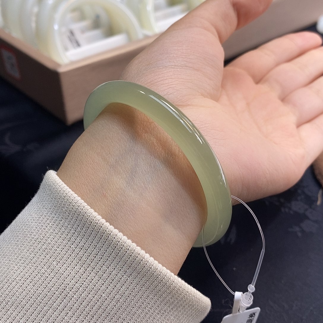 未镶嵌手镯和田玉高冰起荧光