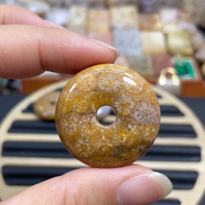 硅化玉未镶嵌颈饰k18