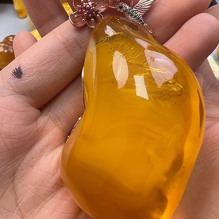 蜜蜡未镶嵌珠宝奇石