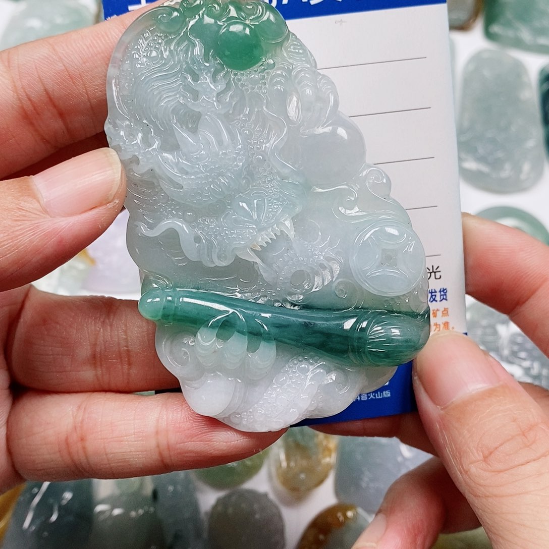 颈饰未镶嵌翡翠龙牌