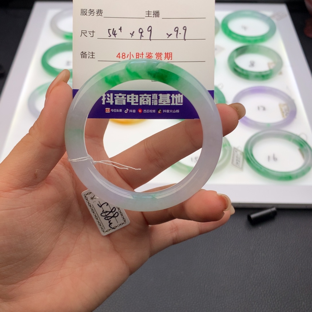 翡翠手镯未镶嵌与****?翡翠手镯