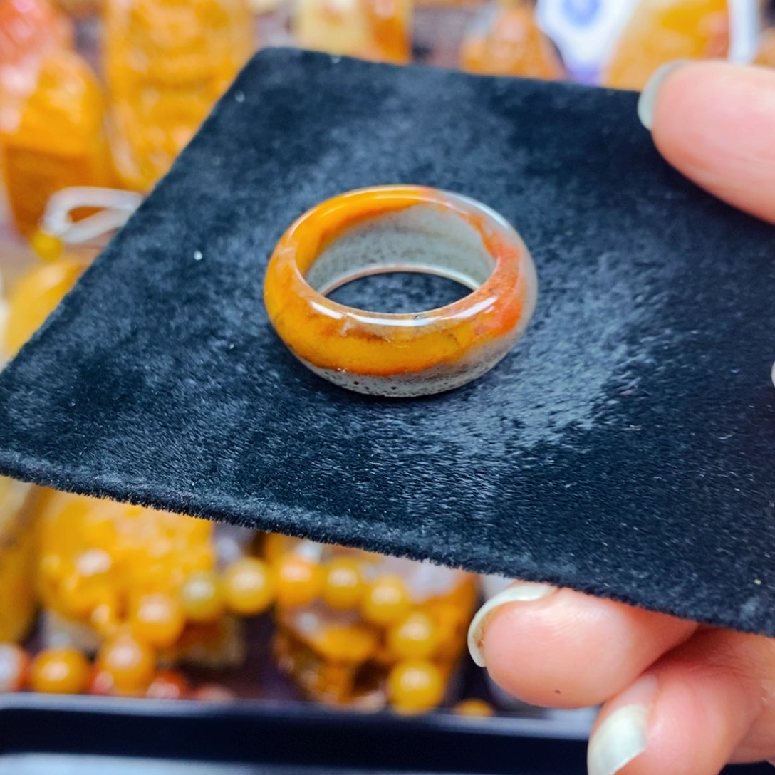 未镶嵌石英质玉（黄龙玉）颈饰