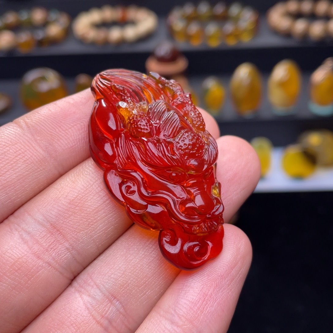 琥珀未镶嵌颈饰血珀龙王吊坠