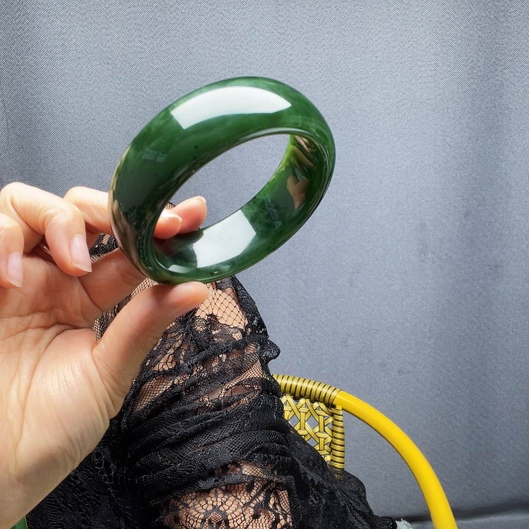 荆***行和田玉未镶嵌手镯