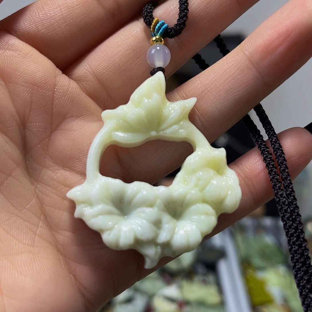 蛇纹石玉未镶嵌颈饰