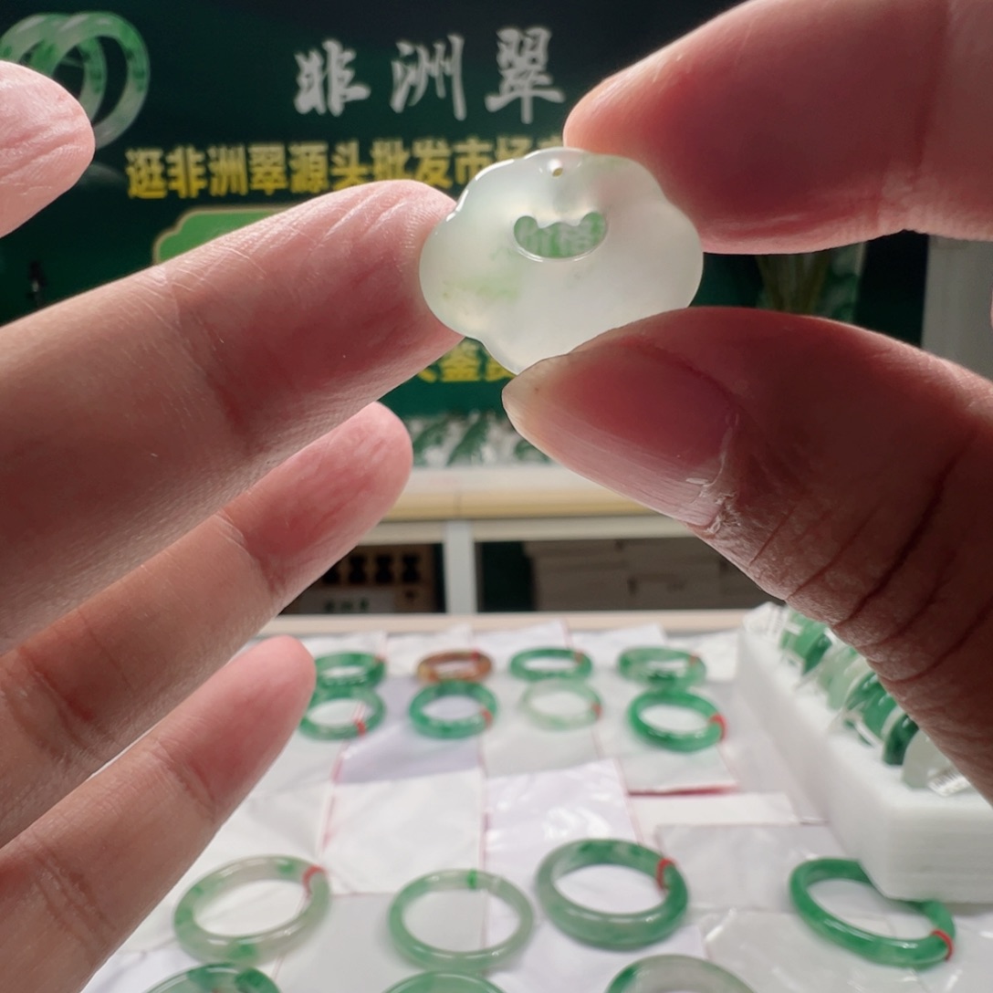 颈饰未镶嵌石英质玉