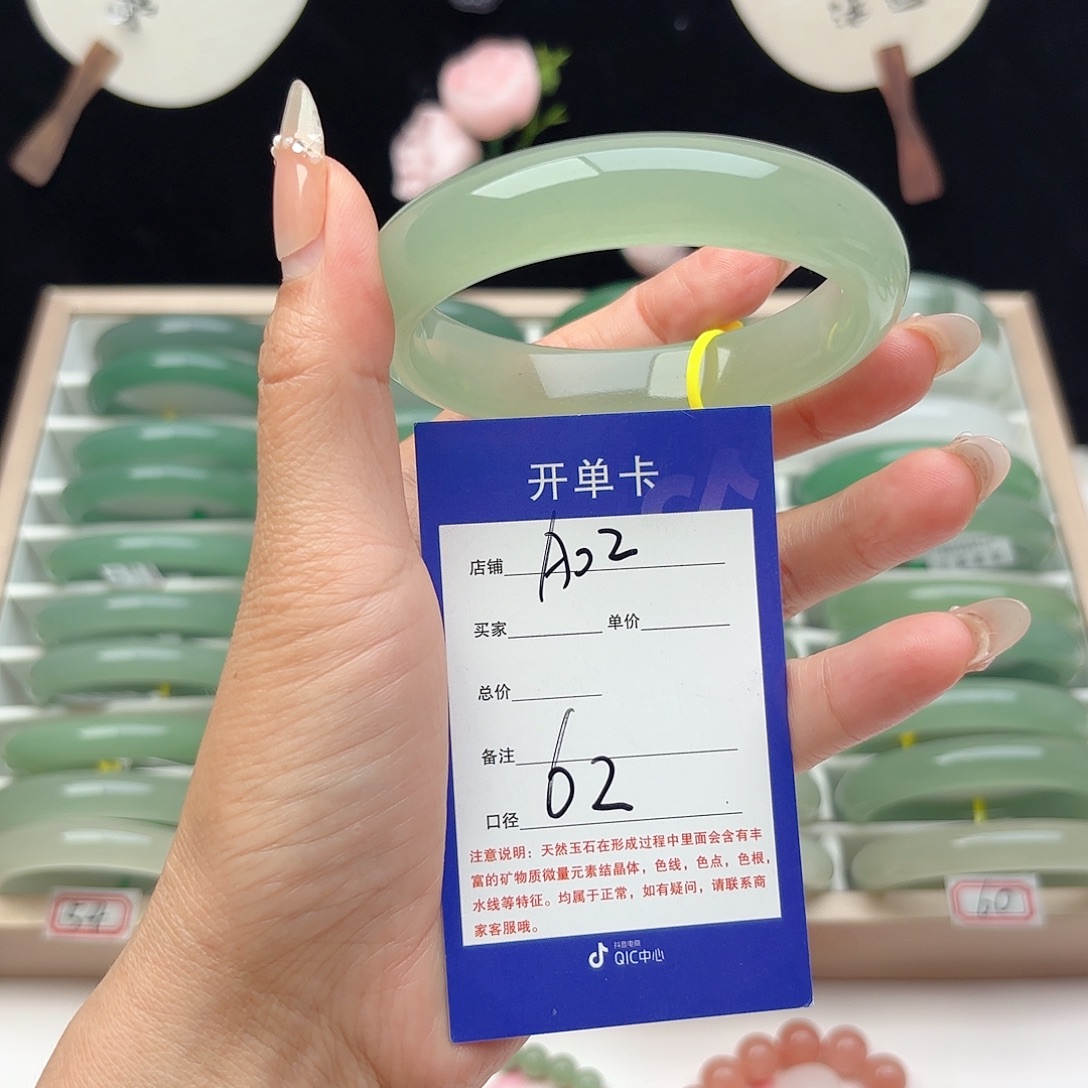 未镶嵌手镯石英质玉