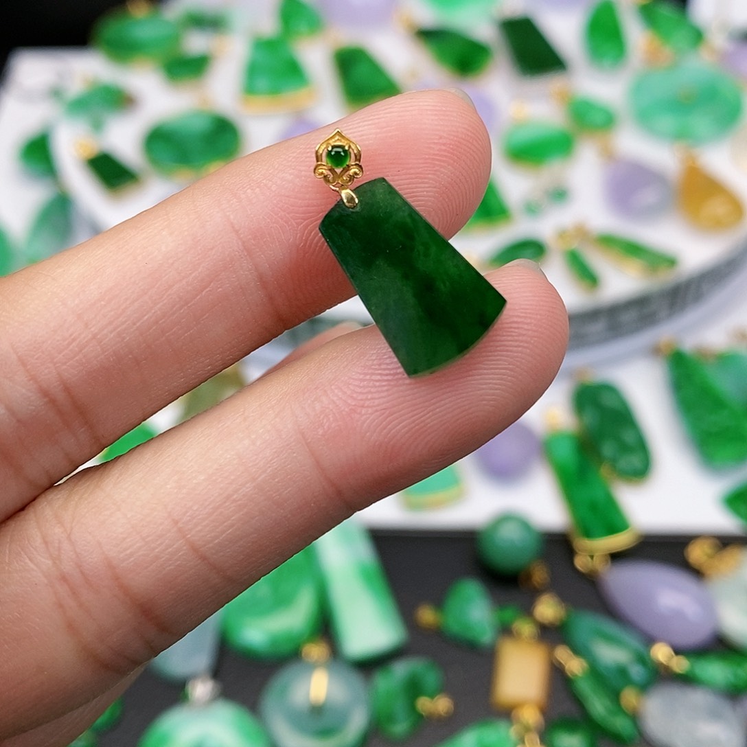 翡翠吊坠(不含链)18K金镶嵌