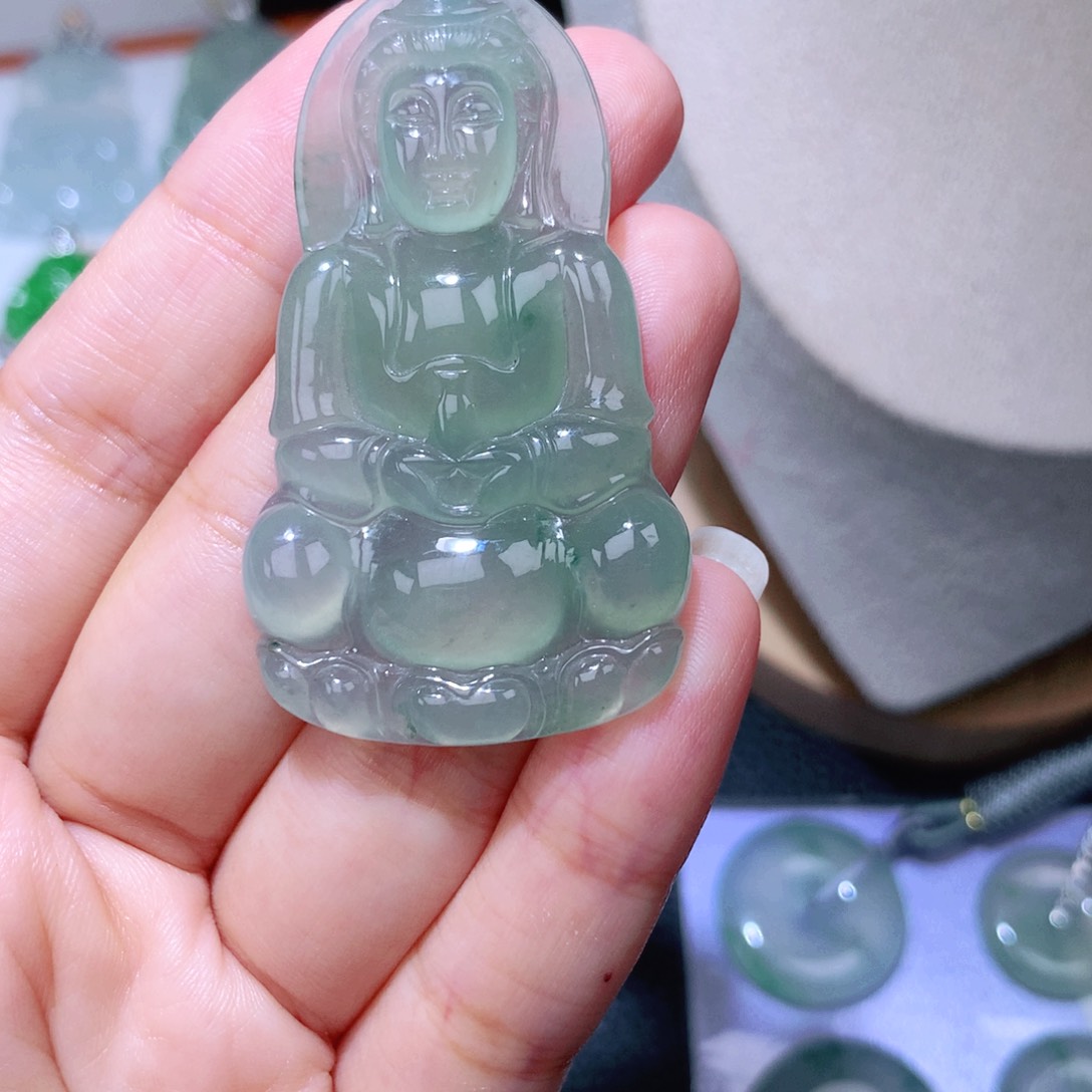 颈饰18K金镶嵌翡翠观音