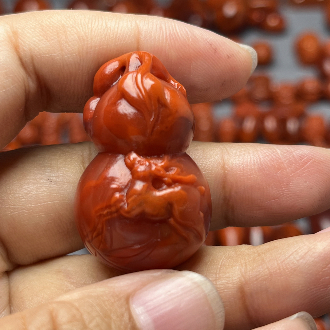 火焰纹南红精雕葫芦挂件高36宽22.5mm