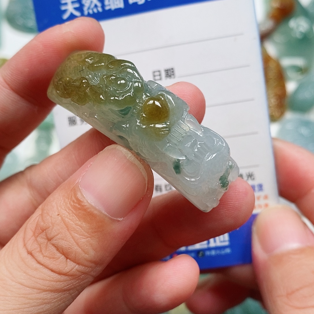 翡翠未镶嵌颈饰龙手牌