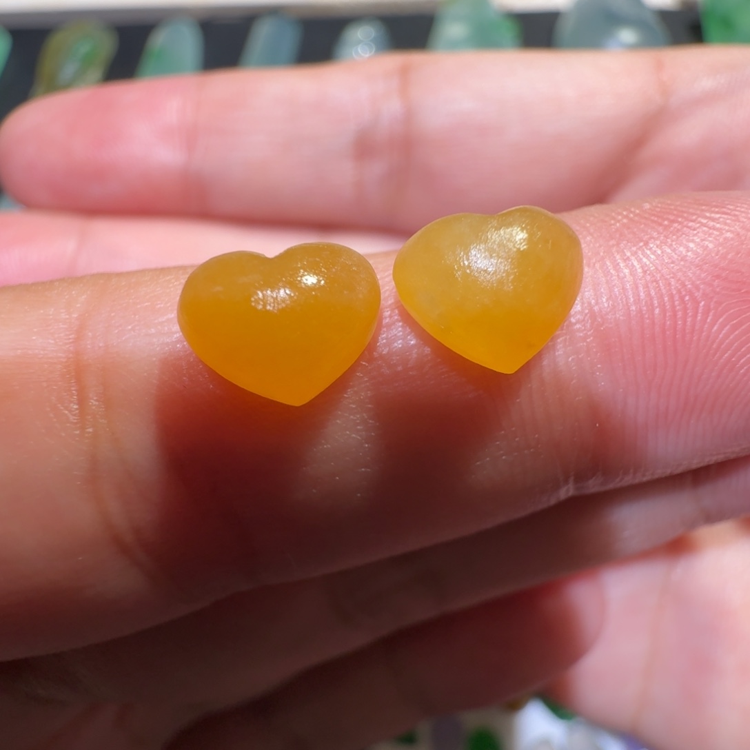 定制翡翠未镶嵌满黄爱心两颗