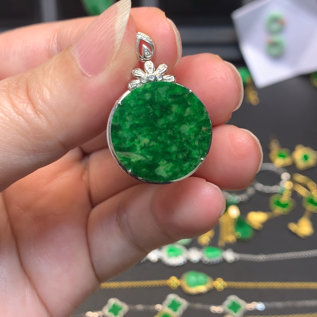 翡翠18K金镶嵌颈饰有纹裂