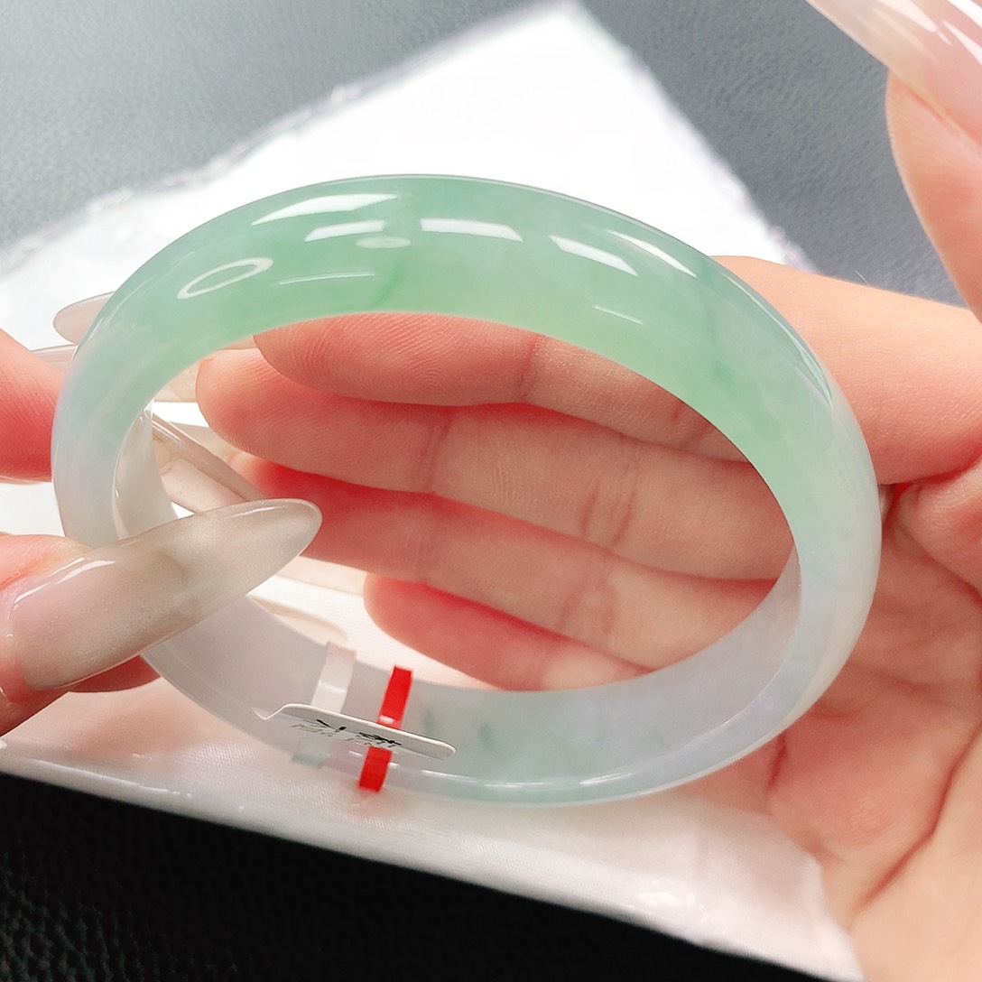 翡翠手镯未镶嵌59圈