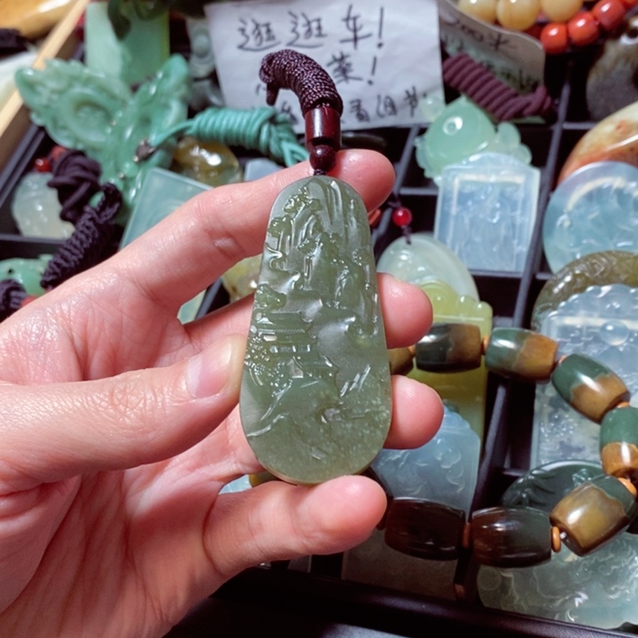 透闪石质玉颈饰未镶嵌