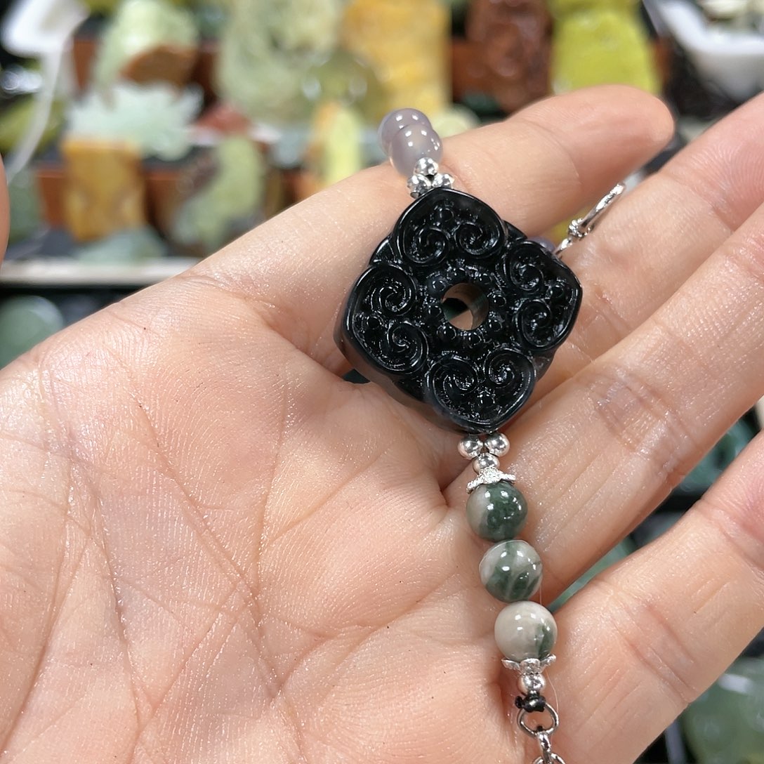 蛇纹石玉颈饰合金