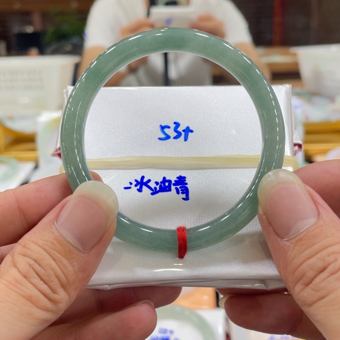 翡翠手镯未镶嵌翡翠手镯