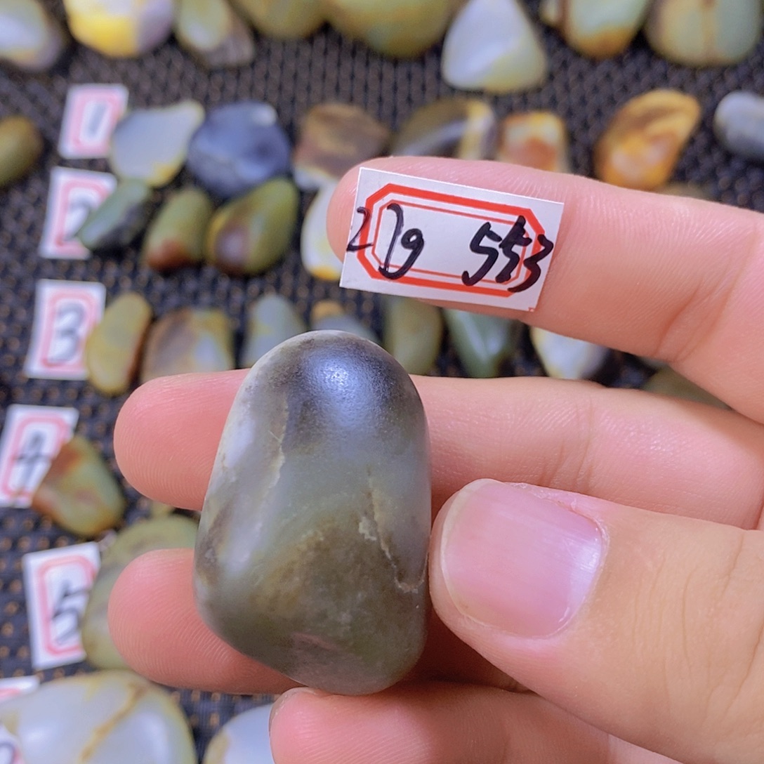 颈饰未镶嵌和田玉（糖玉）