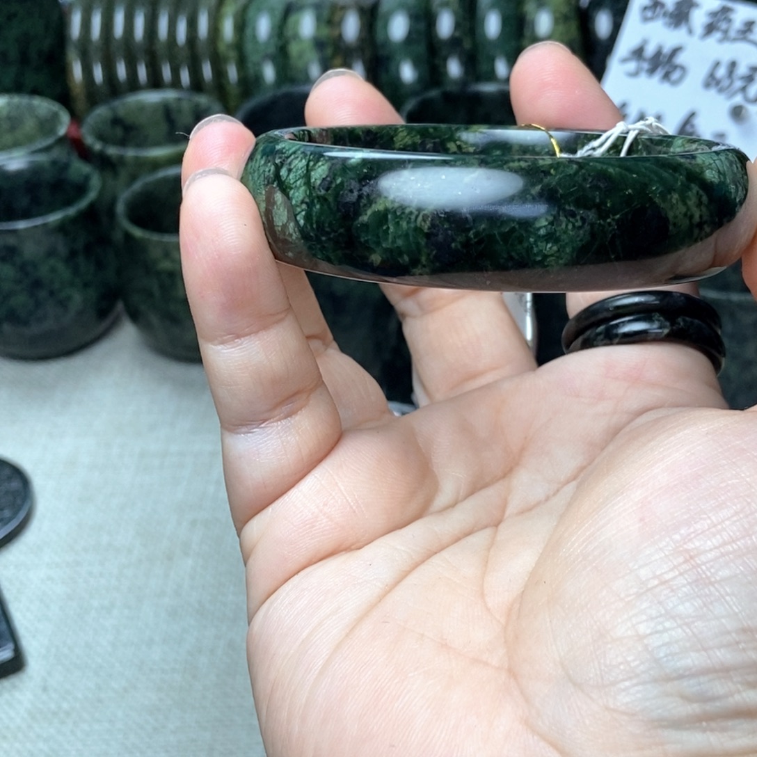 爱***落蛇纹石玉未镶嵌手镯